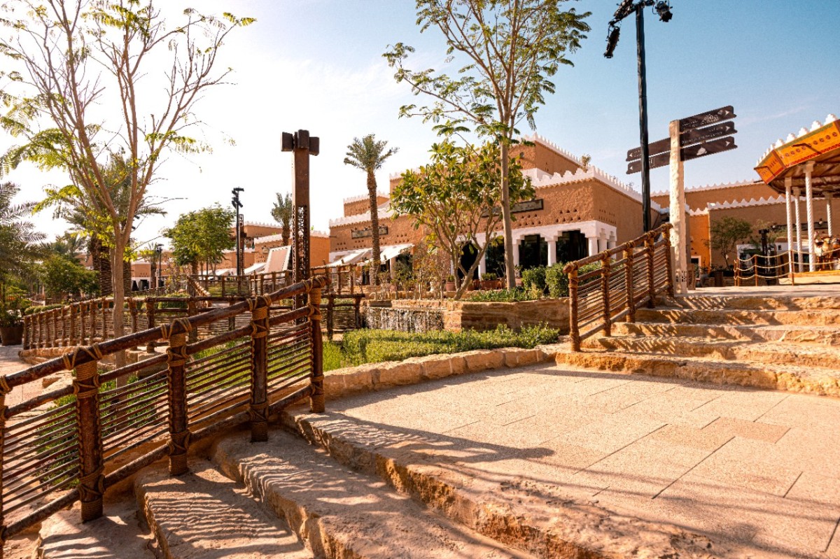 درج يؤدي إلى موقع لعبة الأحصنة الدوارة الشهيرة (كاروسيل) في مطل البجيري في الدرعية. المصدر: موقع الهيئة السعودية للسياحة 