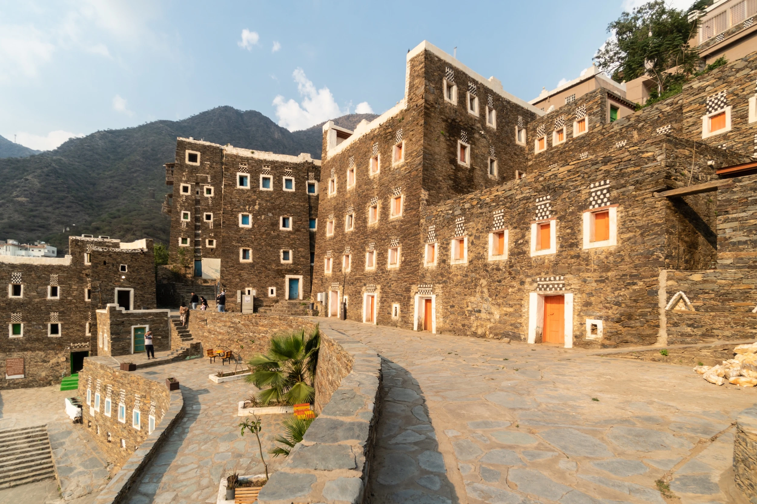 استكشف قرية رجال ألمع التراثية 