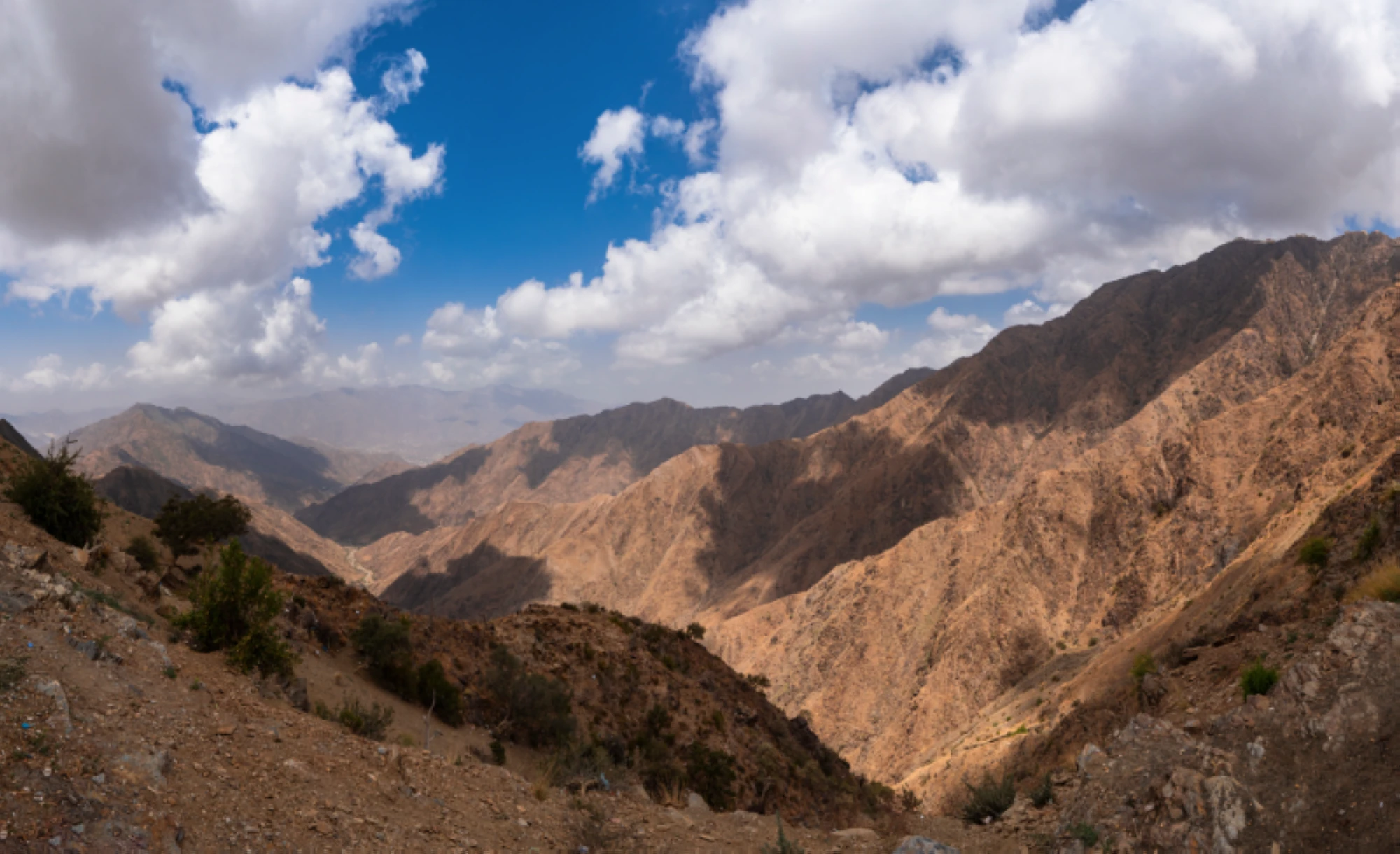 التقط الصور لجبل السودة أثناء قضائك الوقت في منتزه عسير الوطني. المصدر: Shutterstock