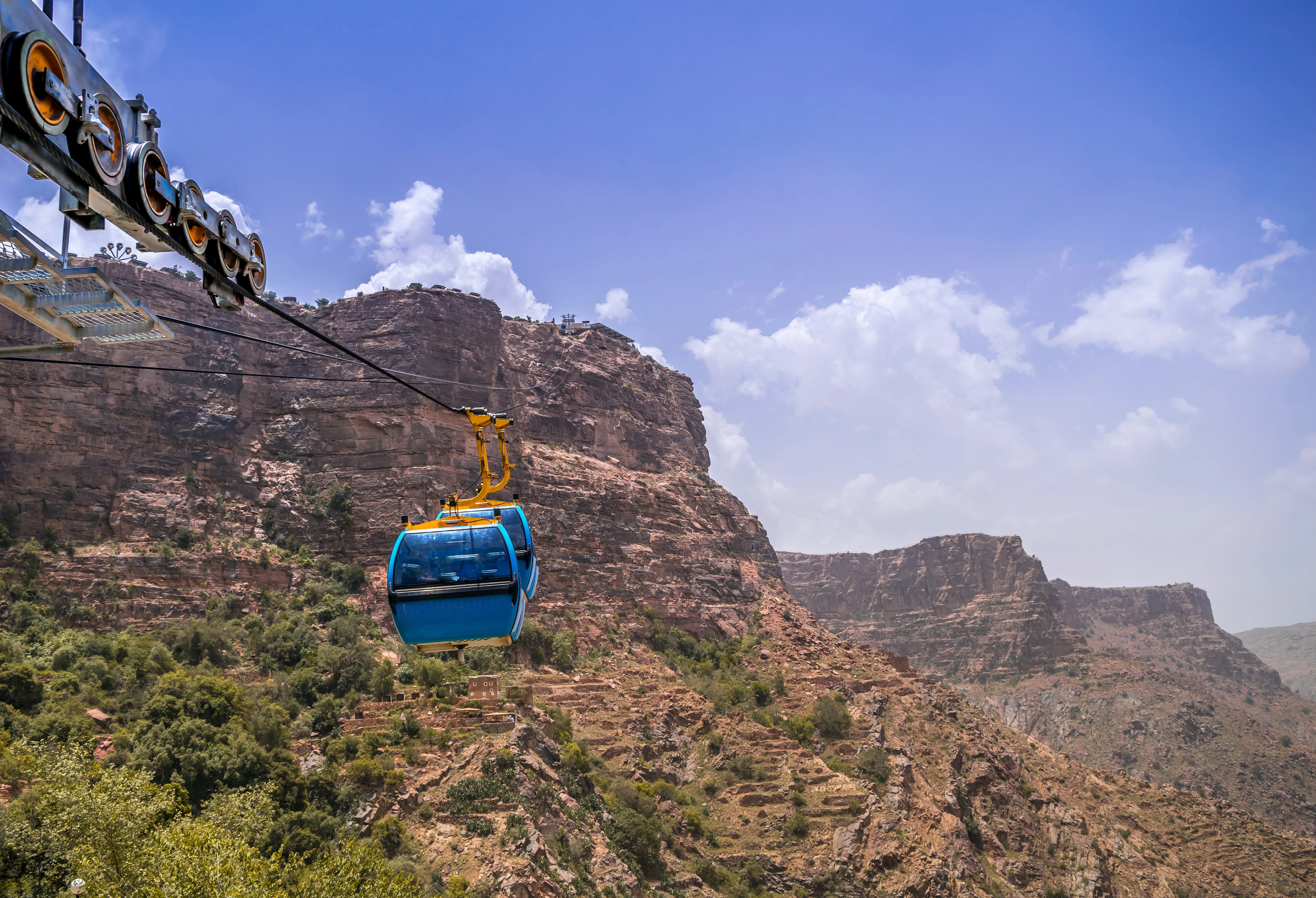 توجه بالتلفريك إلى قرية الحبلة المعلقة. المصدر: Shutterstock