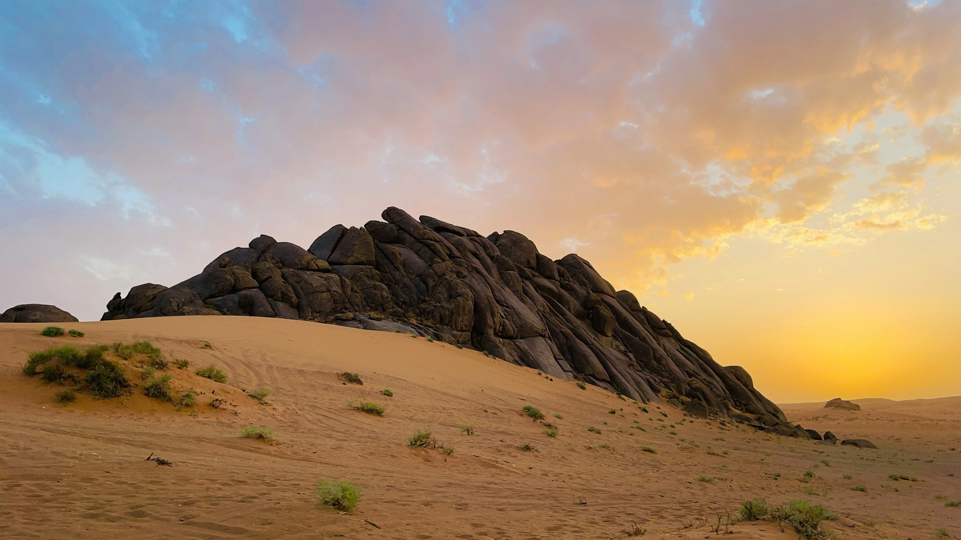 مشهد من صحراء النفود الكبير. مصدر الصورة: Unsplash
