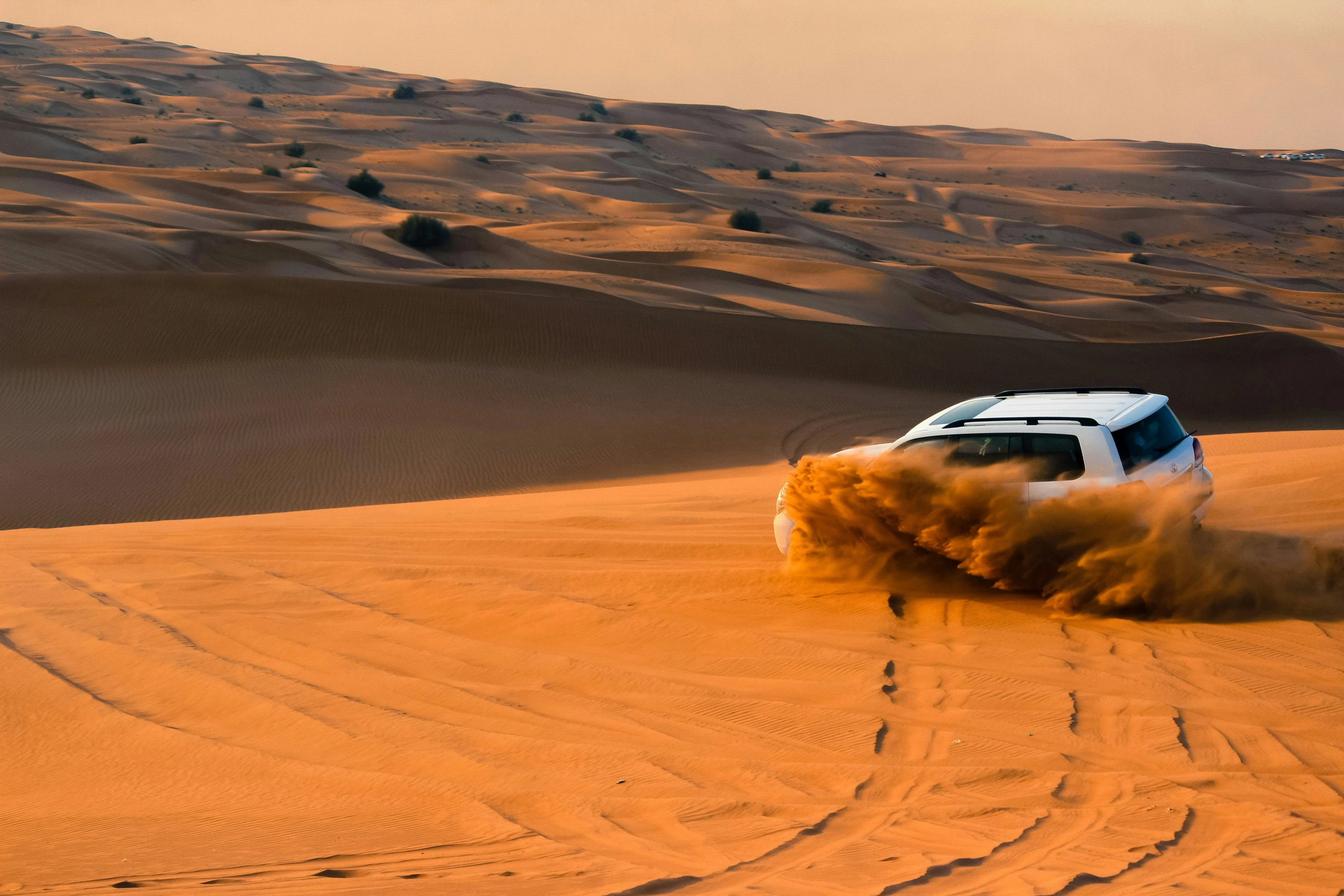 متعة القيادة على الرمال. مصدر الصورة: Unsplash 