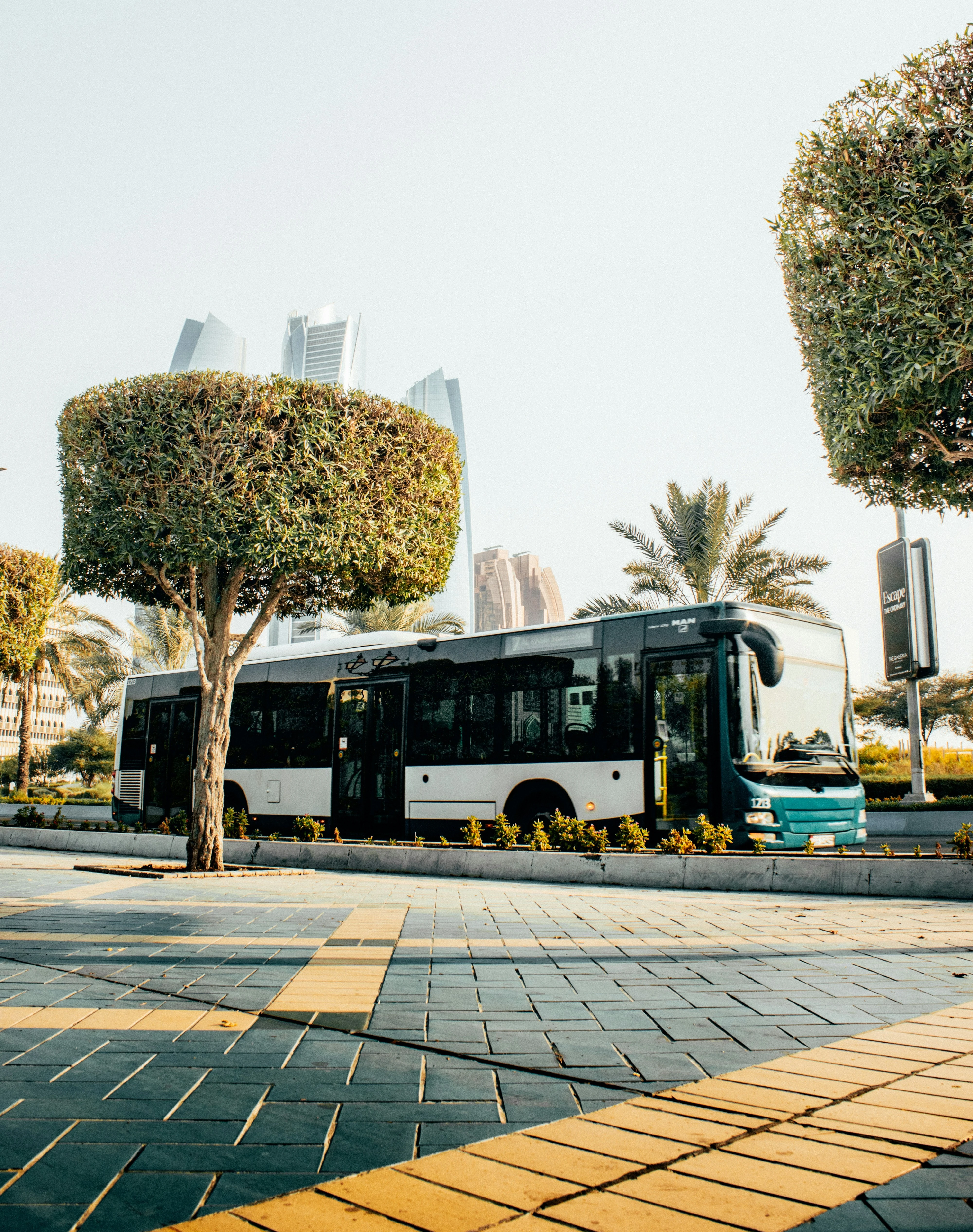 الحافلة خيار مثالي في أبوظبي. مصدر الصورة: Unsplash
