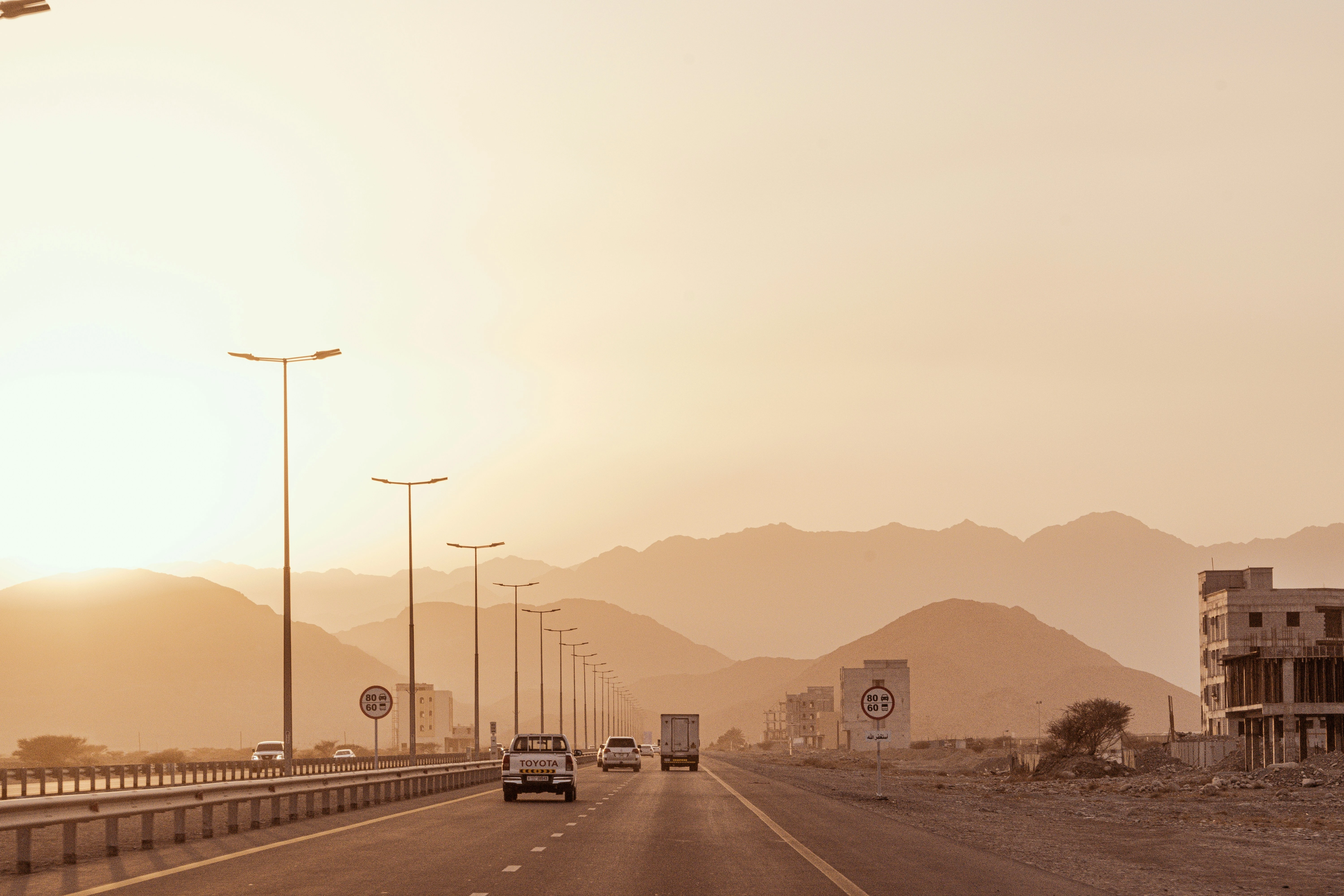 طريق يمتد وسط التلال الصحراوية في الشارقة. مصدر الصورة: Unsplash