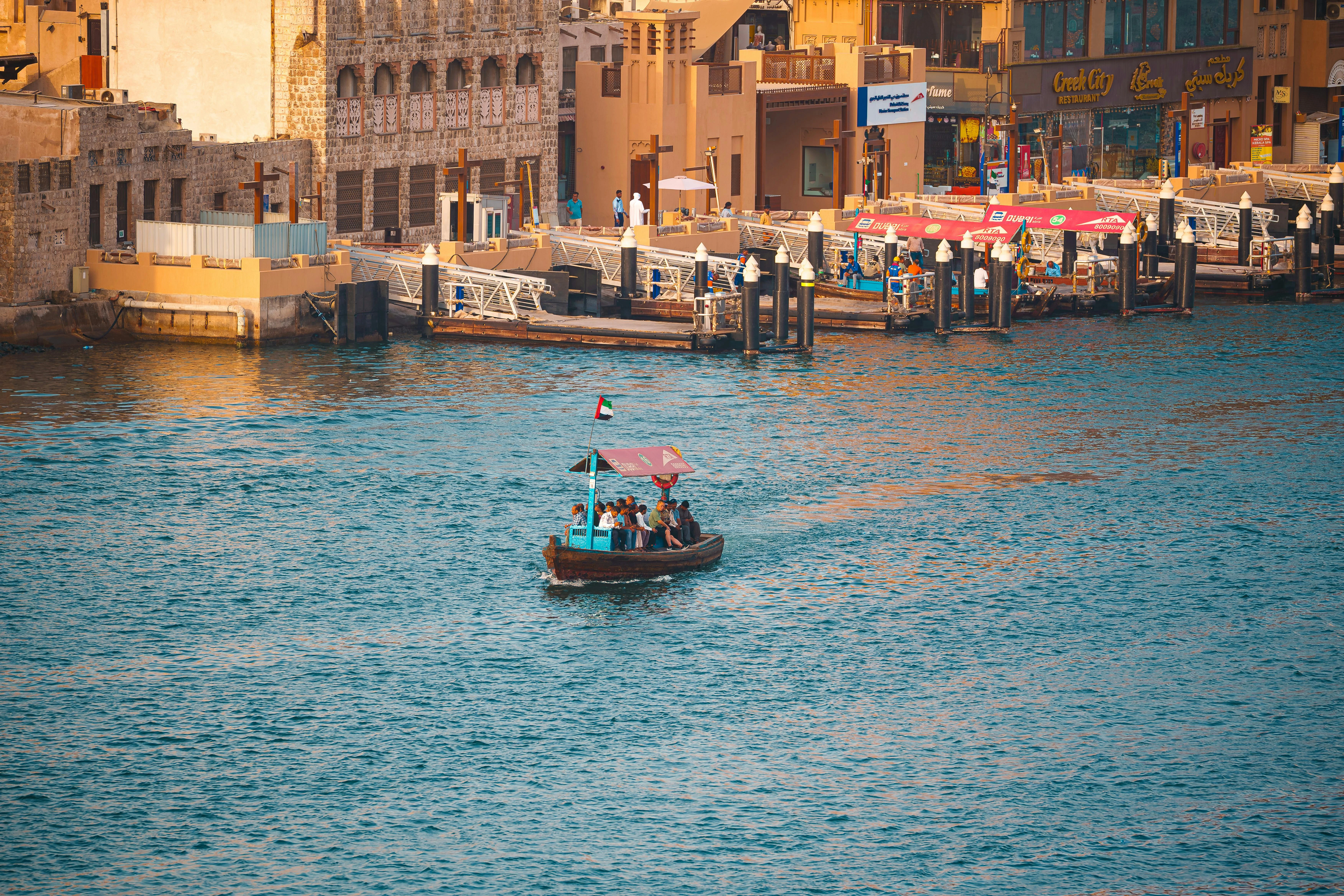 قارب داو يعبر مياه دبي مارينا. مصدر الصورة: Pexels