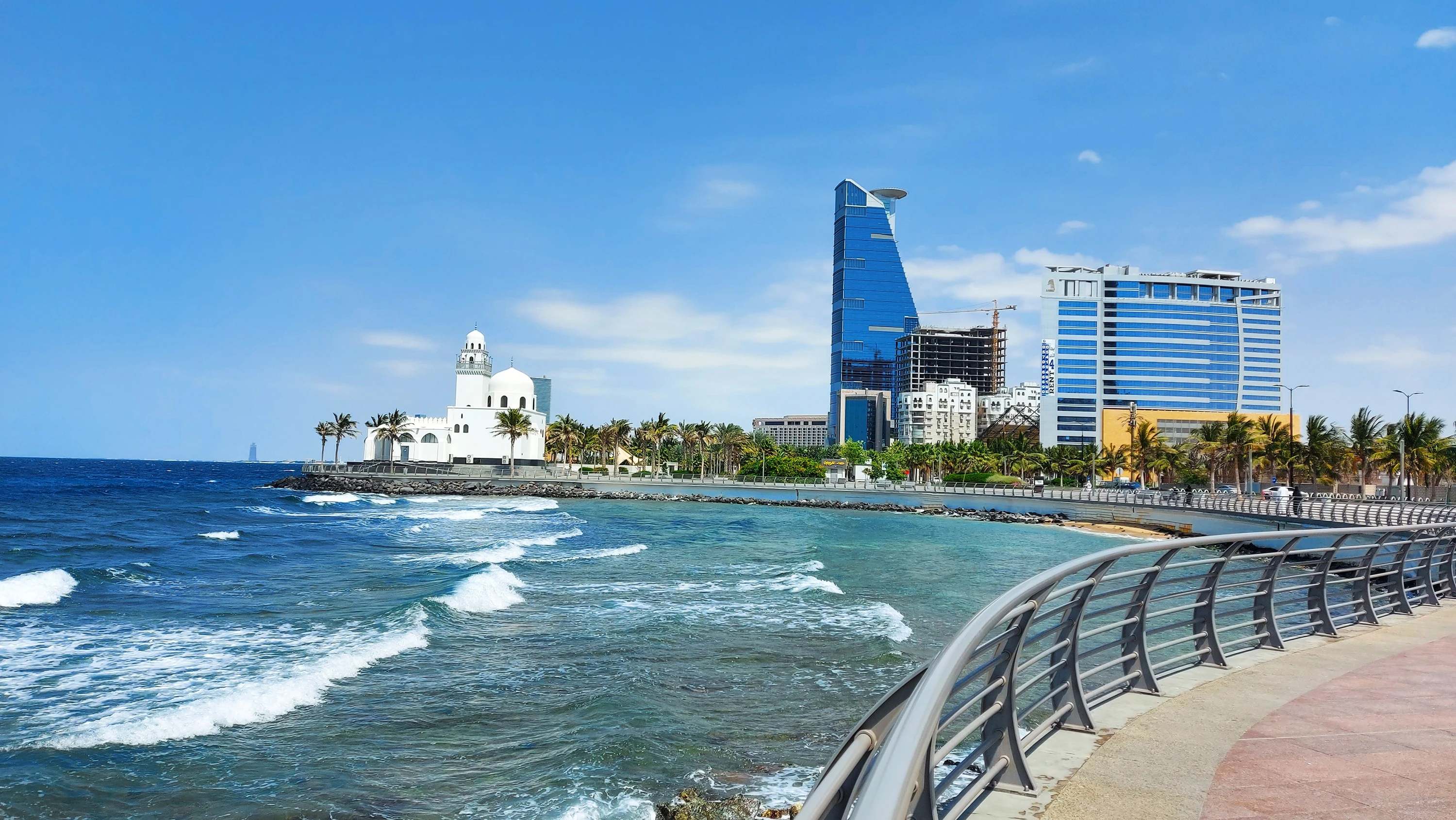  يمكنك القيام بكثير من الأنشطة الترفيهية على طول كورنيش جدة البحري 