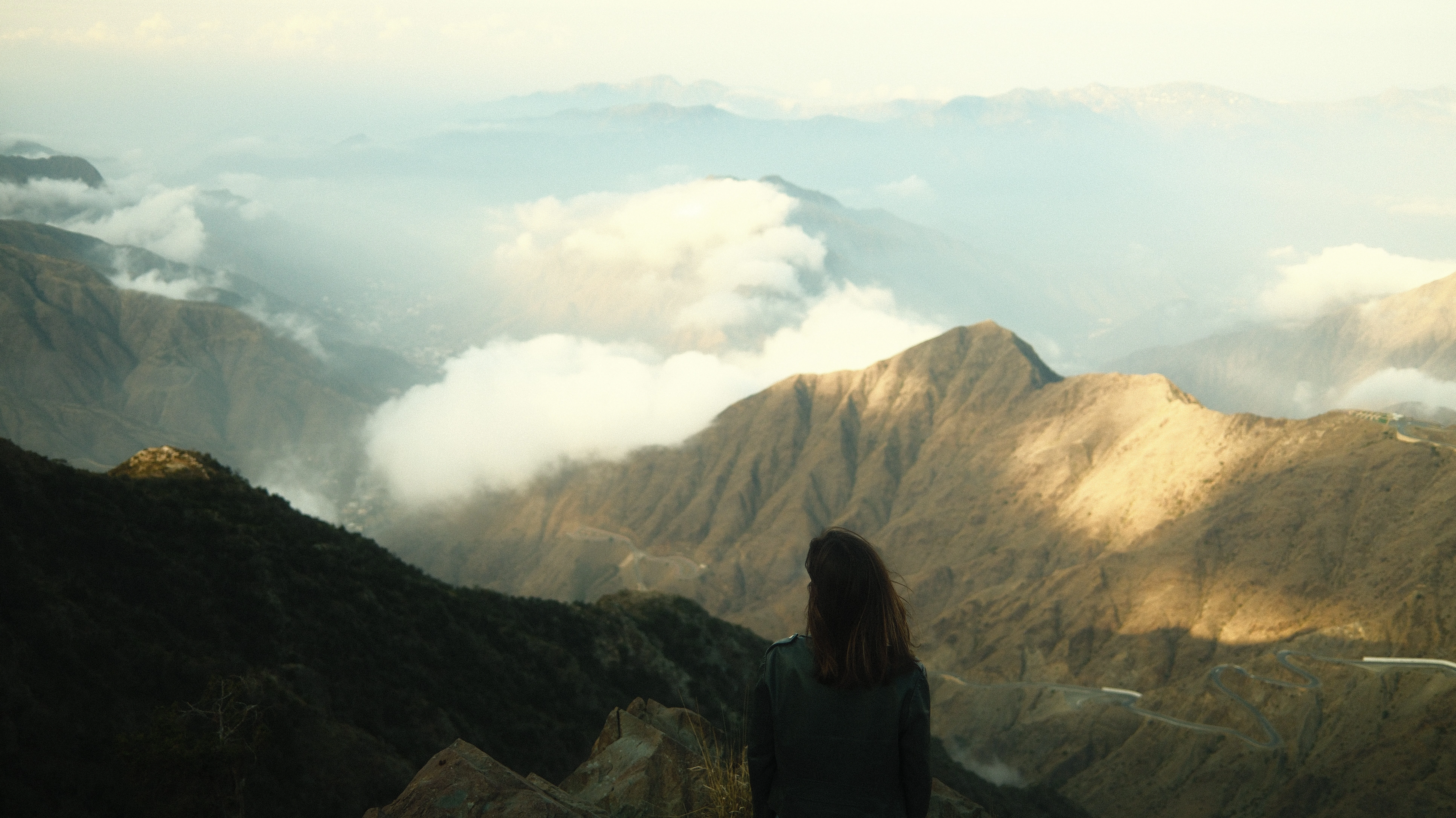 كاتبة السفر، هيلين إلفر، تقوم برحلة هايكنغ في عسير 