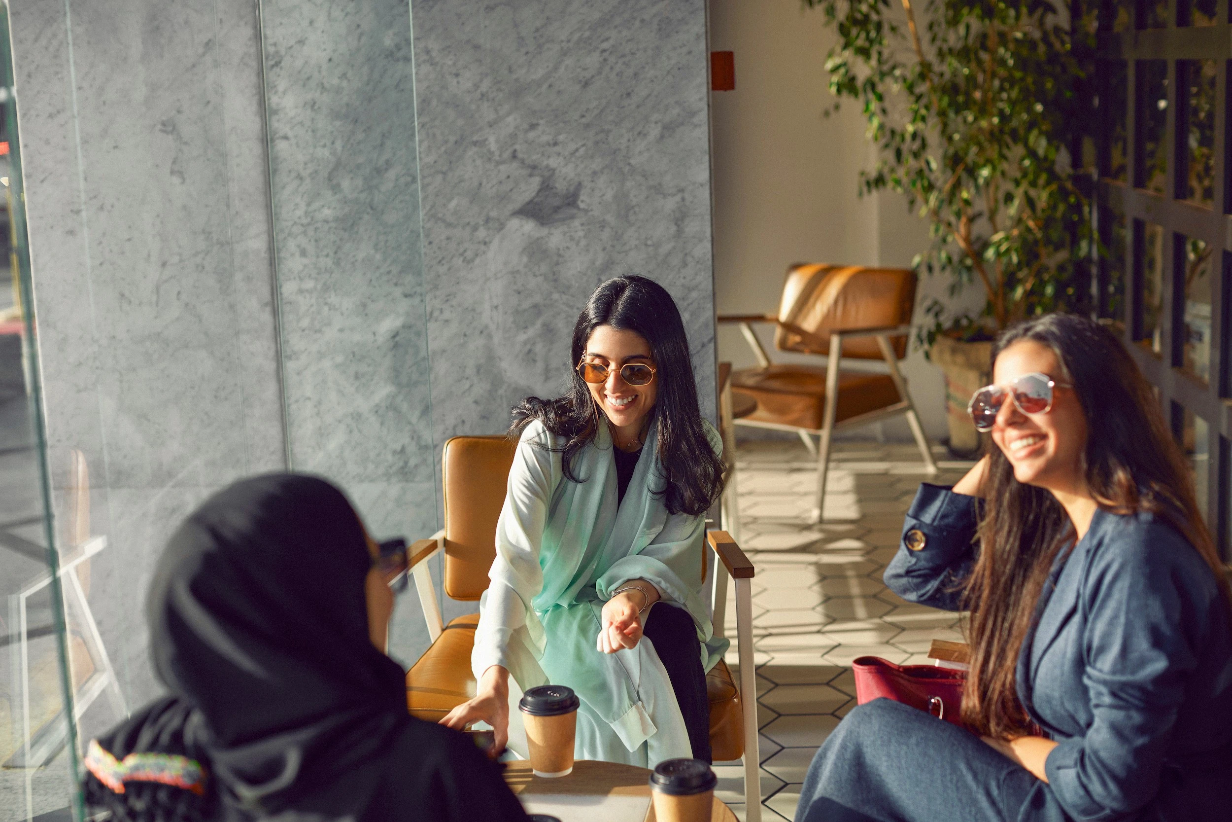 صديقات يستمتعن بجلسة قهوة في الرياض. المصدر: الهيئة السعودية للسياحة 