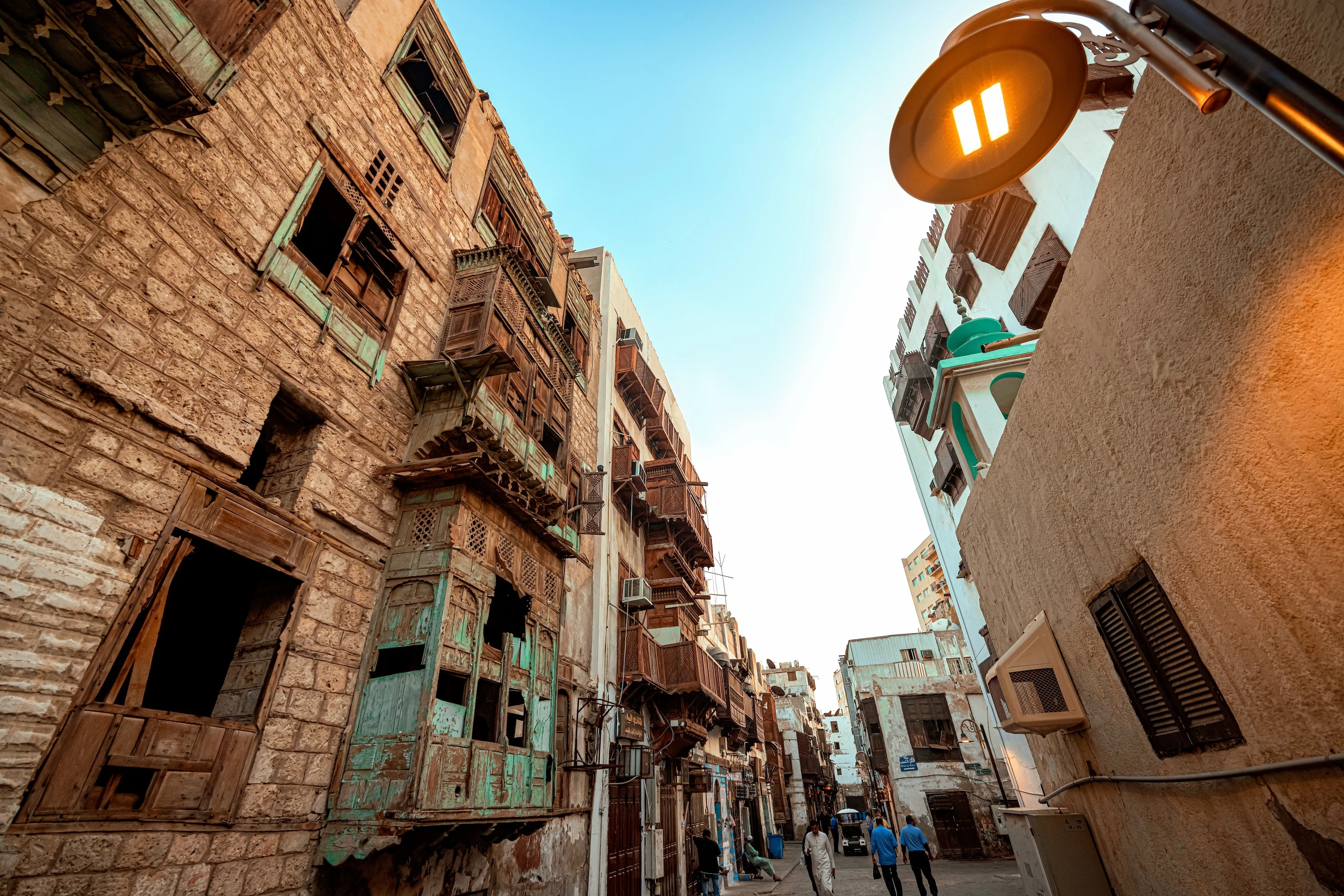 قد تُفرض قيود على السفر خلال موسم الحج؛ لذا احرص على مراجعة شركة الطيران الخاصة بك 