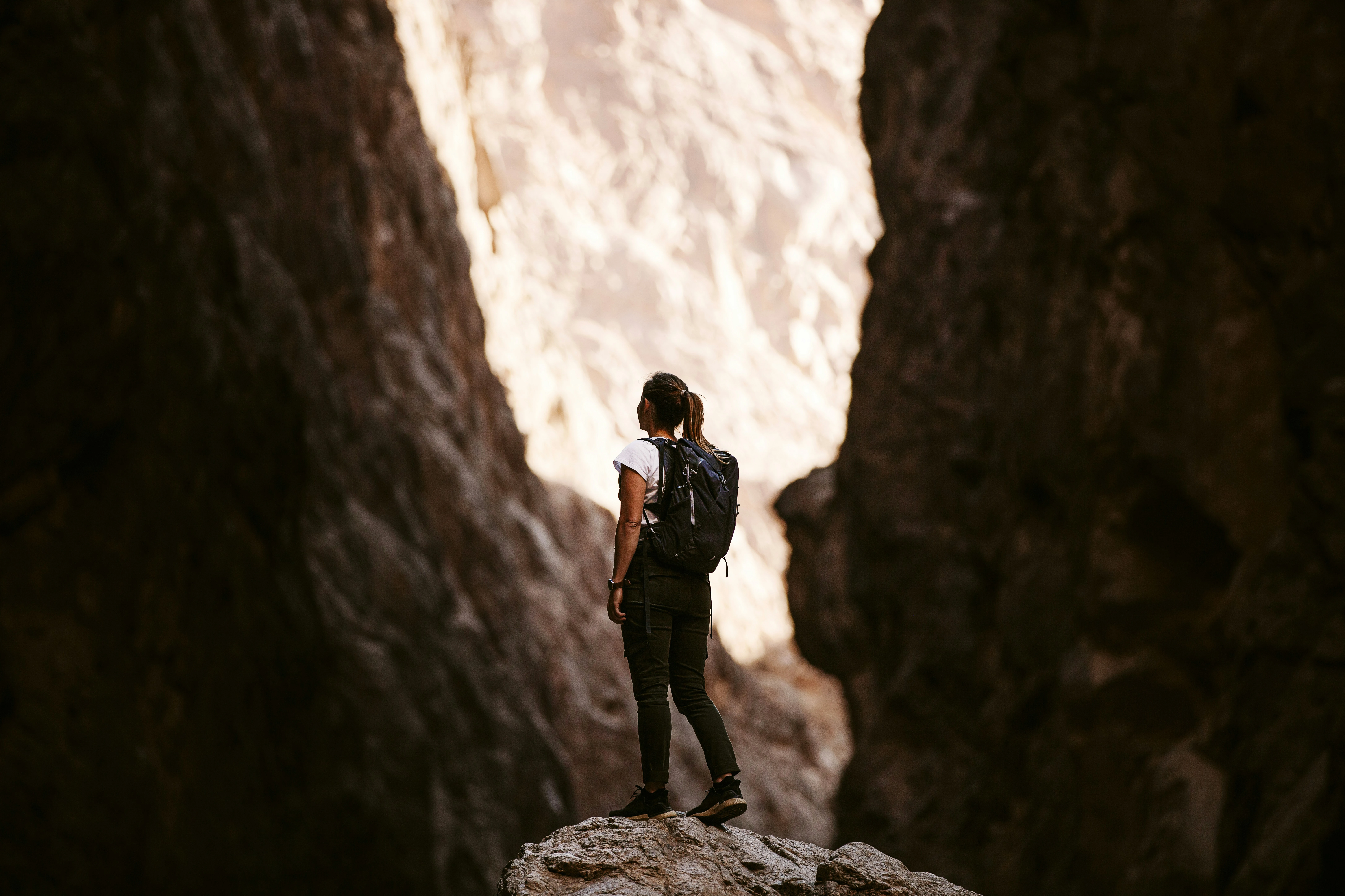 لا تتردد في الذهاب في جولة في أنحاء عسير سيراً على الأقدام. المصدر: Unsplash